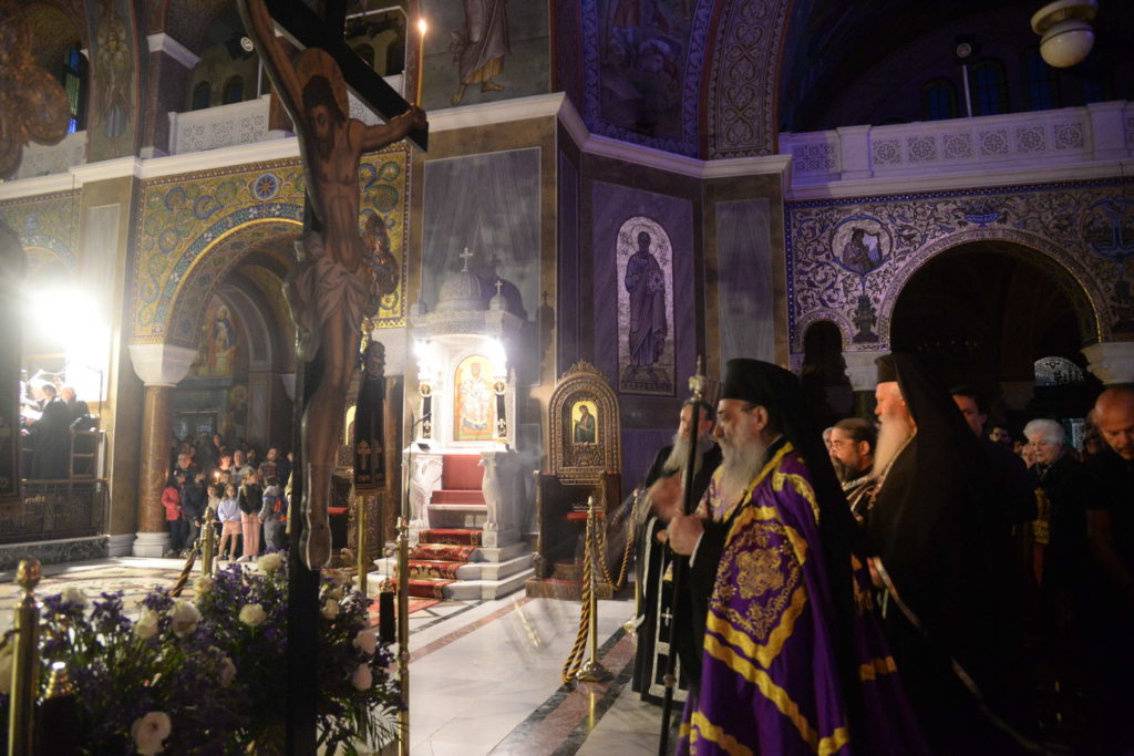 Πλήθη πιστών προσκύνησαν τον Εσταυρωμένο στην Πάτρα