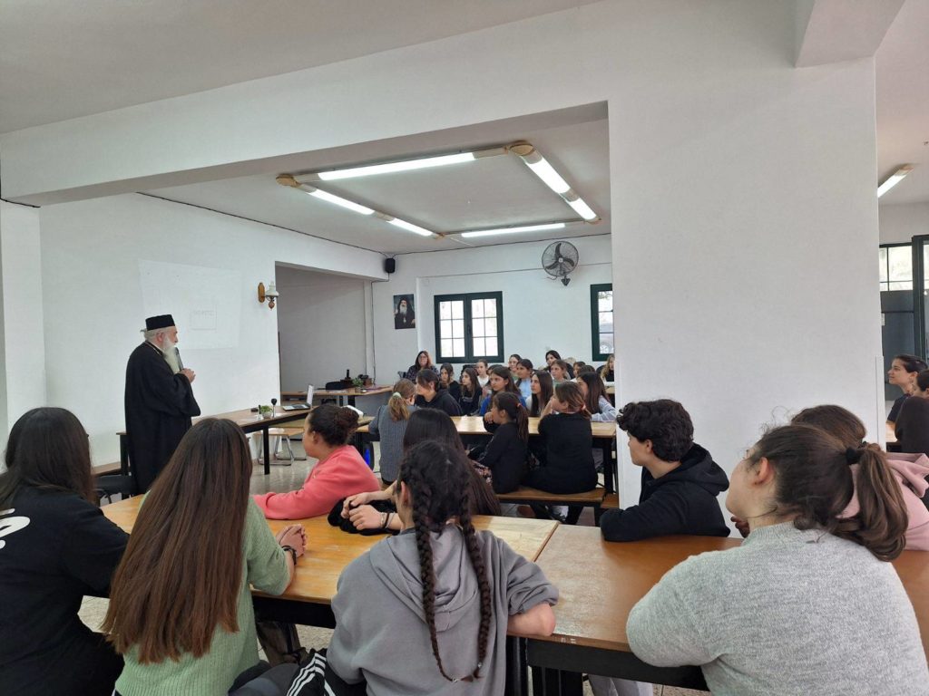 Ο Σάμου Ευσέβιος κοντά στα παιδιά της μετακατασκηνωτικής συνάντησης στην «Παναγία του Κότσικα»