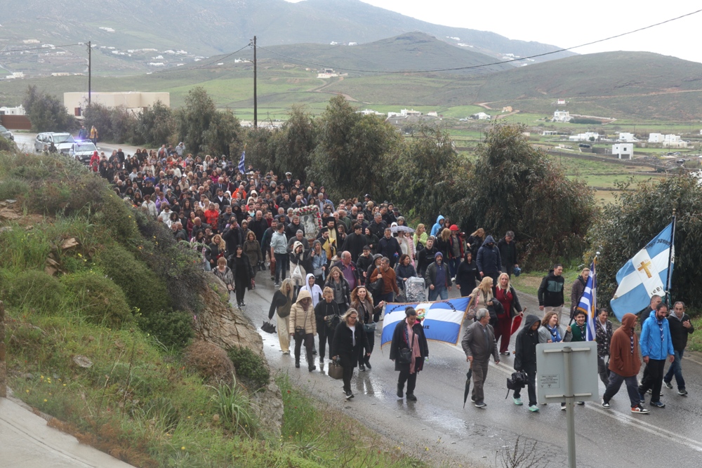 Υπό καταρρακτώδη βροχή η λιτανεία της Ιεράς Εικόνος της Παναγίας Τουρλιανής στη Μύκονο