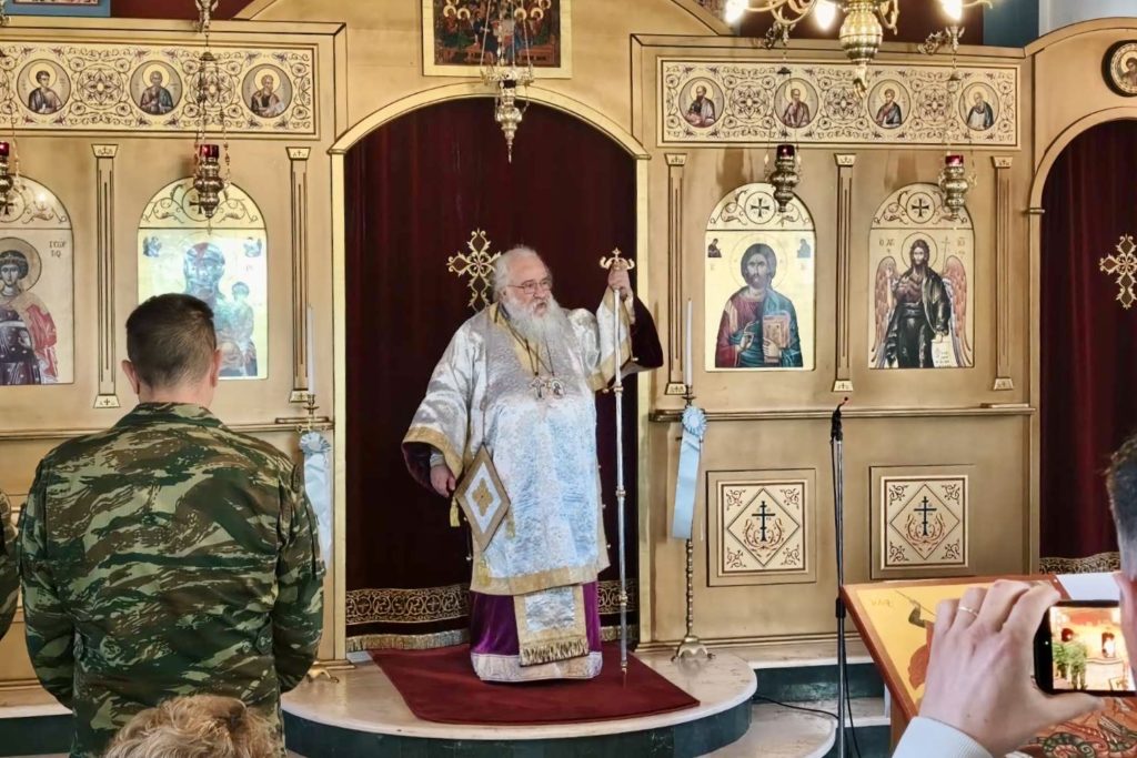 Ο Επίσκοπος Πολυστύλου στο παρεκκλήσι του Στρατοπέδου Καταδρομών Γλαύκης
