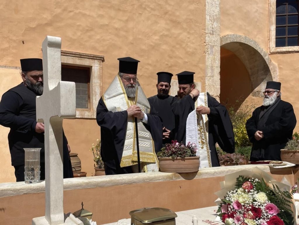 Ο Κυδωνίας Τίτος τέλεσε Τρισάγιο στο μνήμα του προκατόχου του