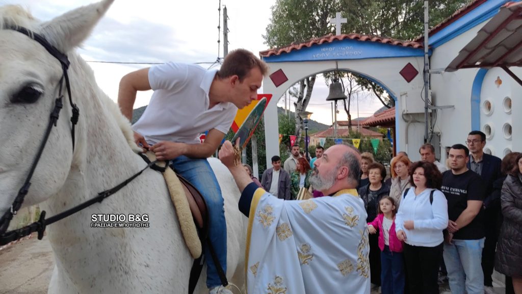Με άλογα η περιφορά της εικόνας του Αγίου Γεωργίου στα Λευκάκια Ναυπλίου