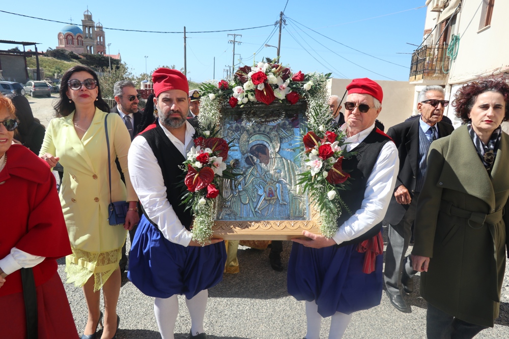 Με κατάνυξη και λαμπρότητα εόρτασε την Ανάσταση του Κυρίου ο ομώνυμος περικαλής Ναός Βροντάδου Ερμουπόλεως