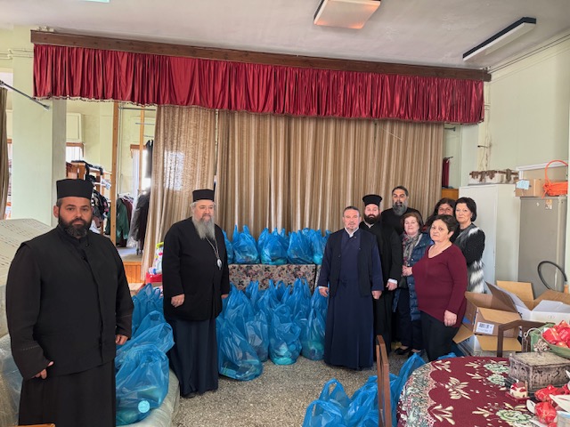 Διανομή Πασχαλινών δεμάτων αγάπης σε άπορες οικογένειες από τον Μητροπολίτη Λευκάδος