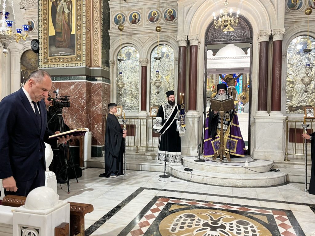 Παρουσία του Υπουργού Εξωτερικών η Ακολουθία των Αχράντων Παθών στη Μητρόπολη Πειραιώς