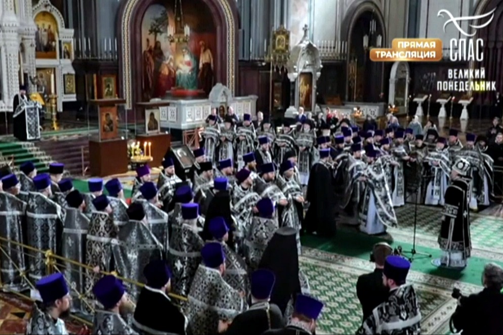 В Великий Понедельник митрополит Воскресенский Григорий совершил Литургию в Храме Христа Спасителя в Москве