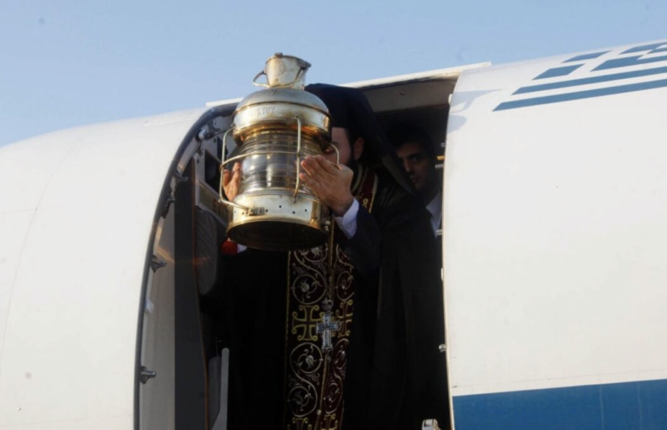 Με δύο πτήσεις η μεταφορά του Αγίου Φωτός στην Κρήτη το Μεγάλο Σάββατο
