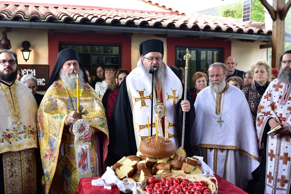 Ο Λαρίσης Ιερώνυμος στη Θεία Λειτουργία στην πανηγυρίζουσα Ι.Μ. Αγίων Ραφαήλ, Νικολάου και Ειρήνης Πυργετού