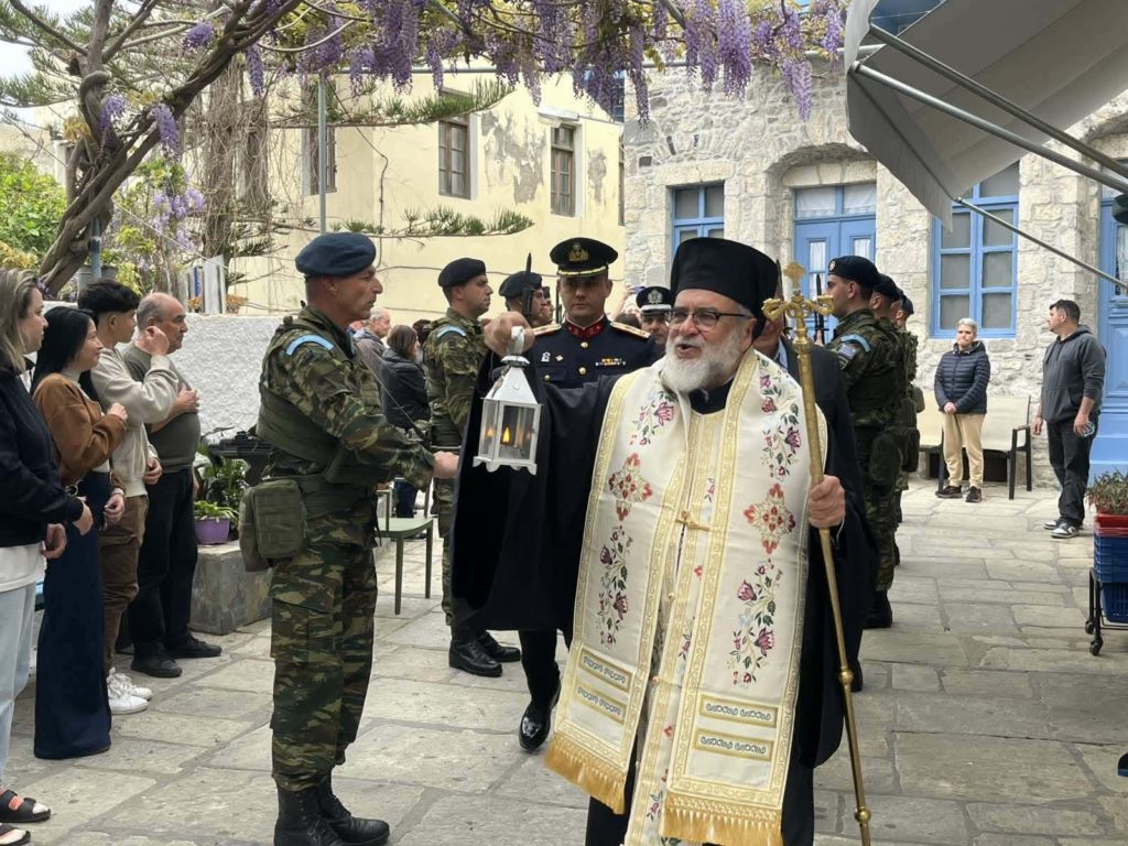 Ο Μητροπολίτης Κώου μετέφερε το Άγιο Φως στη Νίσυρο