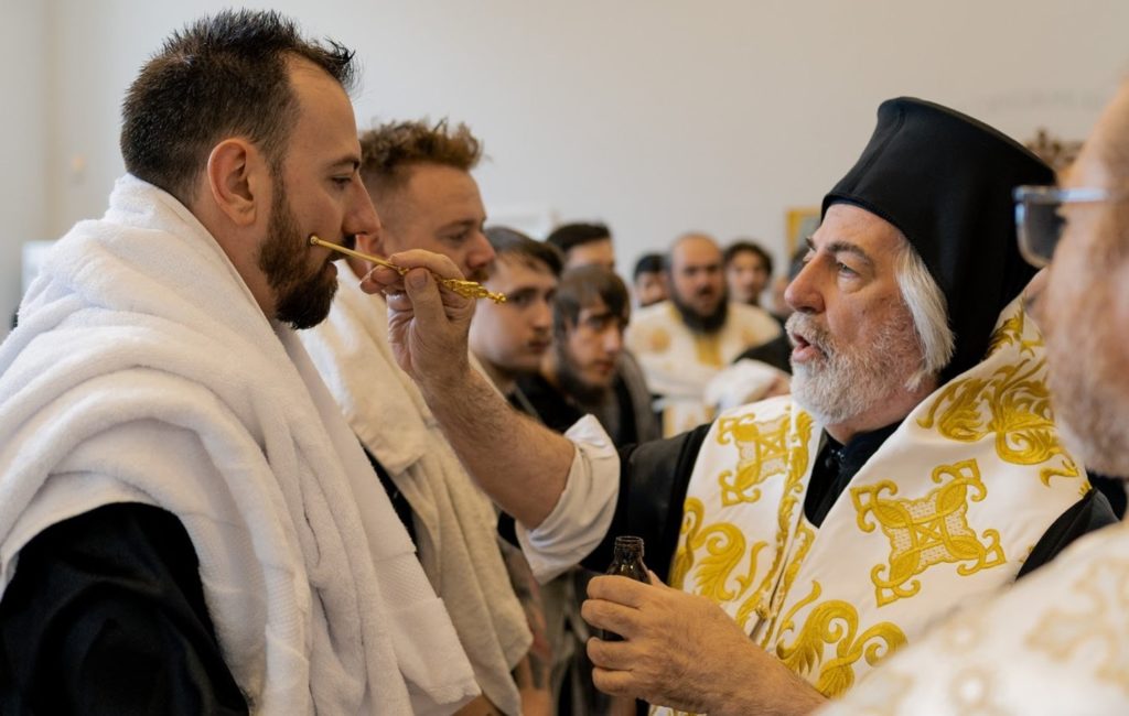 250 νεοφώτιστοι στην Αρχιεπισκοπή Θυατείρων