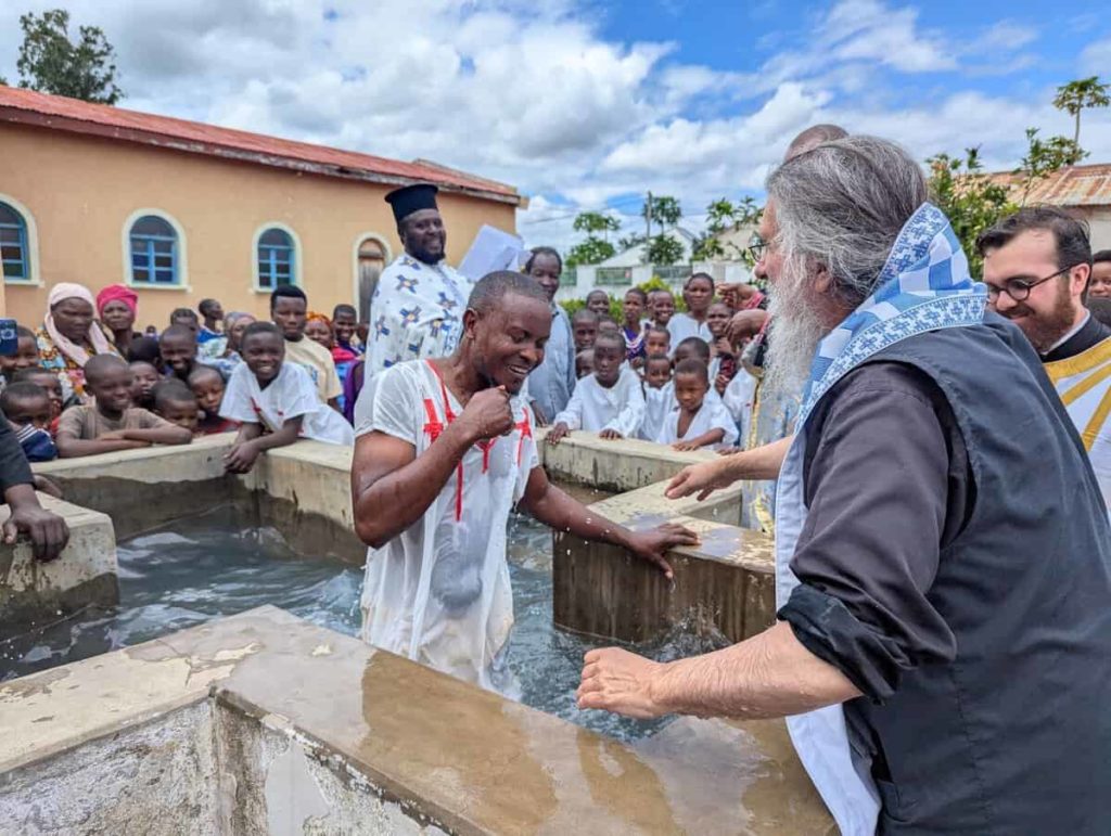 Ομαδικές βαπτίσεις στο Κινταμάλι της Τανζανίας το Μεγάλο Σάββατο