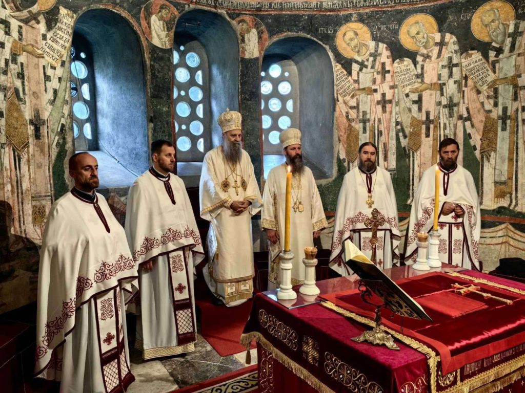 Патријарх Порфирије на Васкрс: Волимо све људе! Господ дарује живот свима!