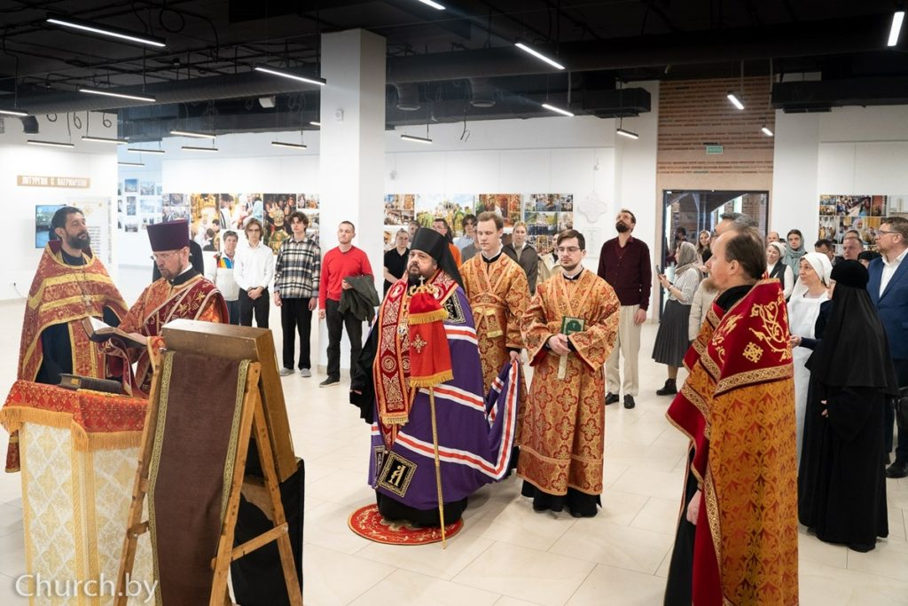 В Минске открылась фотовыставка «Литургия с Патриархом»