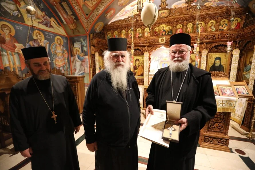 Pelerinaj în Athos: Episcopul Iustin i-a înmânat o medalie omagială Ieroschim. Ștefan Nuțescu