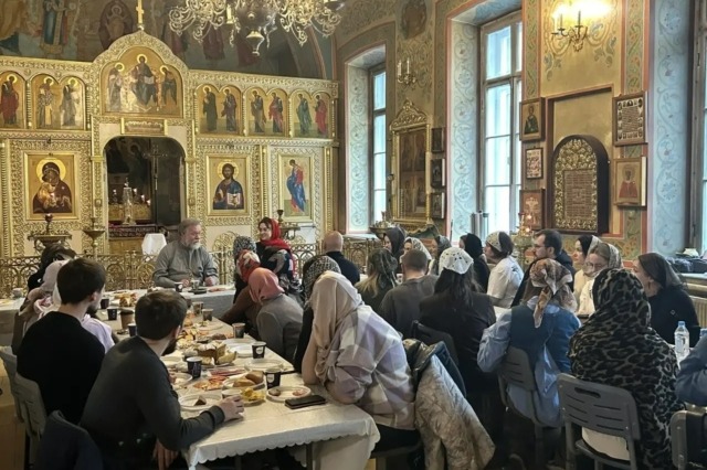 Председатель Синодального отдела по благотворительности встретился с участниками Школы духовного развития культурного центра «Фавор» в Москве