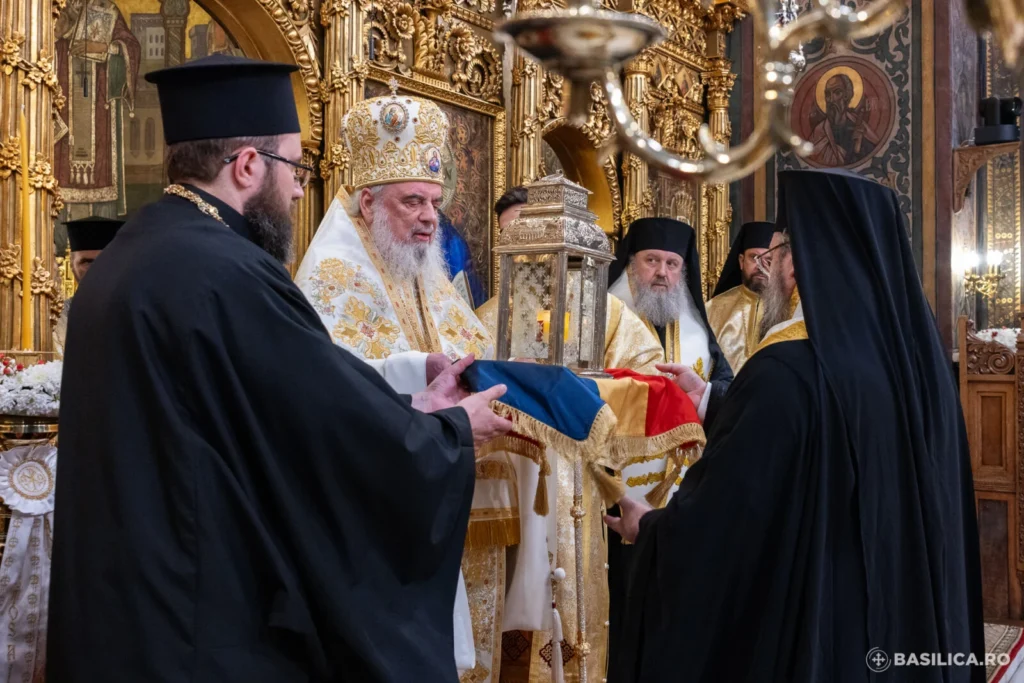 Patriarhul Daniel a primit Sfânta Lumină de la Ierusalim: Este o binecuvântare pentru toate popoarele