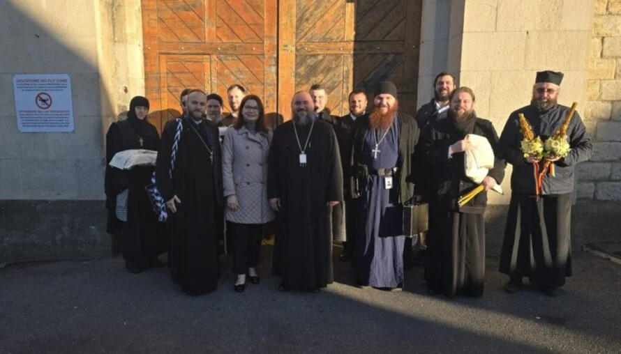 Arhiepiscopul Atanasie a slujit în a treia zi de Paști la un penitenciar din Marea Britanie