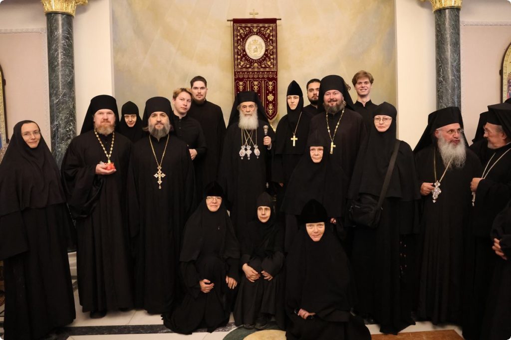 Начальник и духовенство Русской духовной миссии поздравили Иерусалимского Патриарха Феофила с днем Пасхи