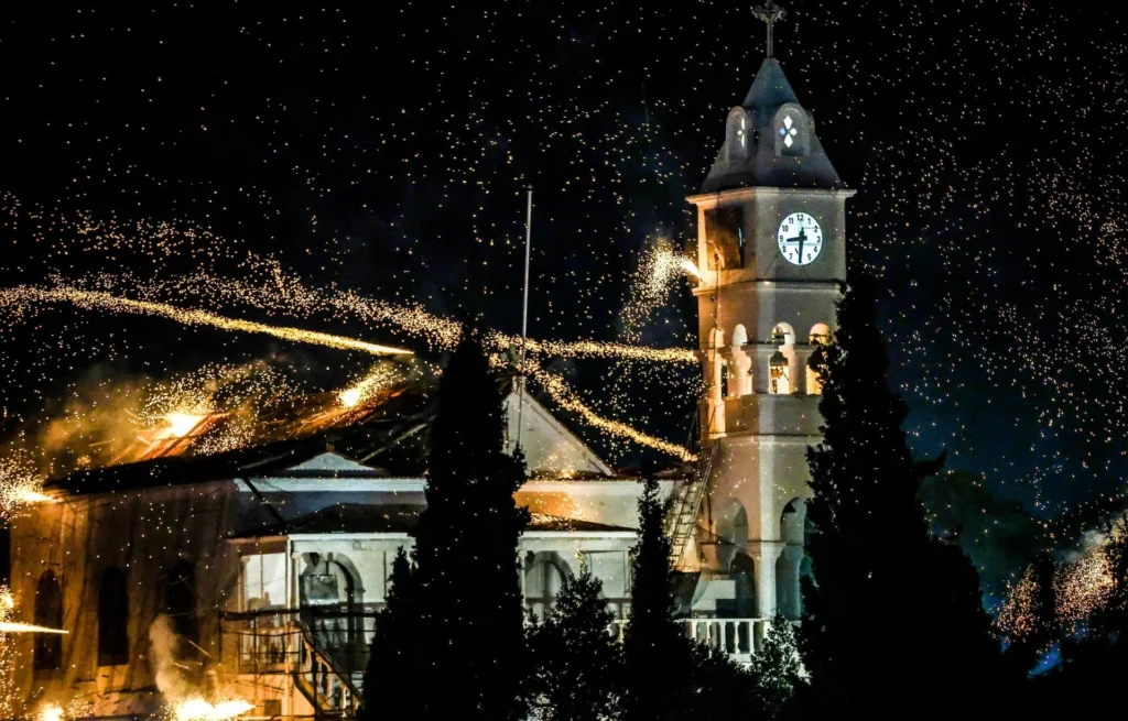 Εντυπωσιακές εικόνες από τον παραδοσιακό ρουκετοπόλεμο στη Χίο