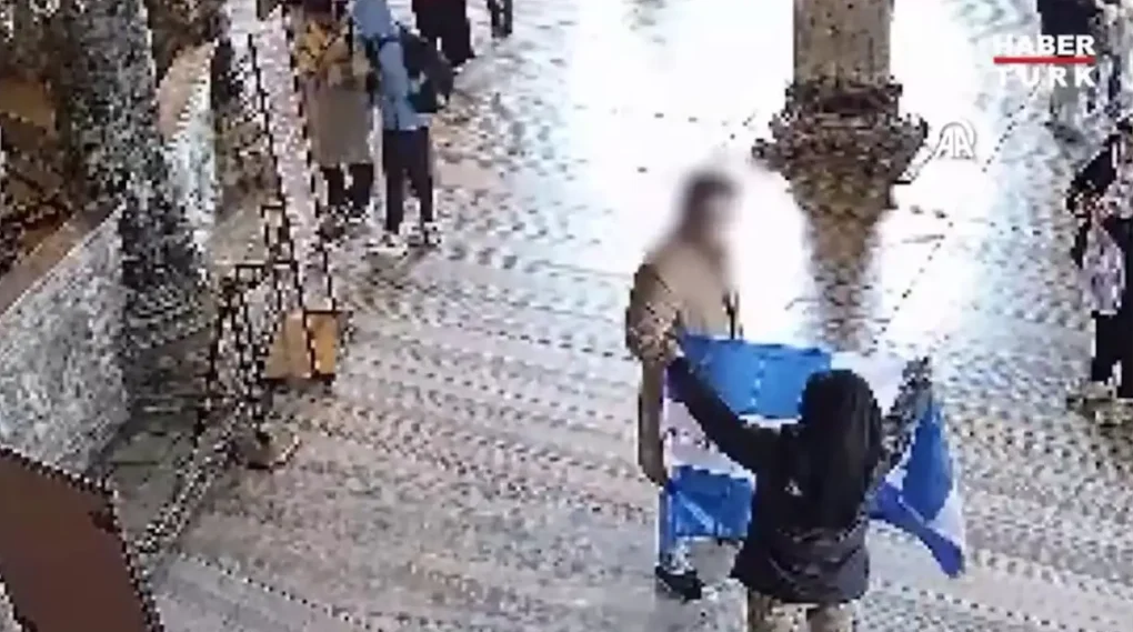 Παραμένουν στις τουρκικές φυλακές οι δύο Έλληνες που σήκωσαν την ελληνική σημαία στην Αγία Σοφία