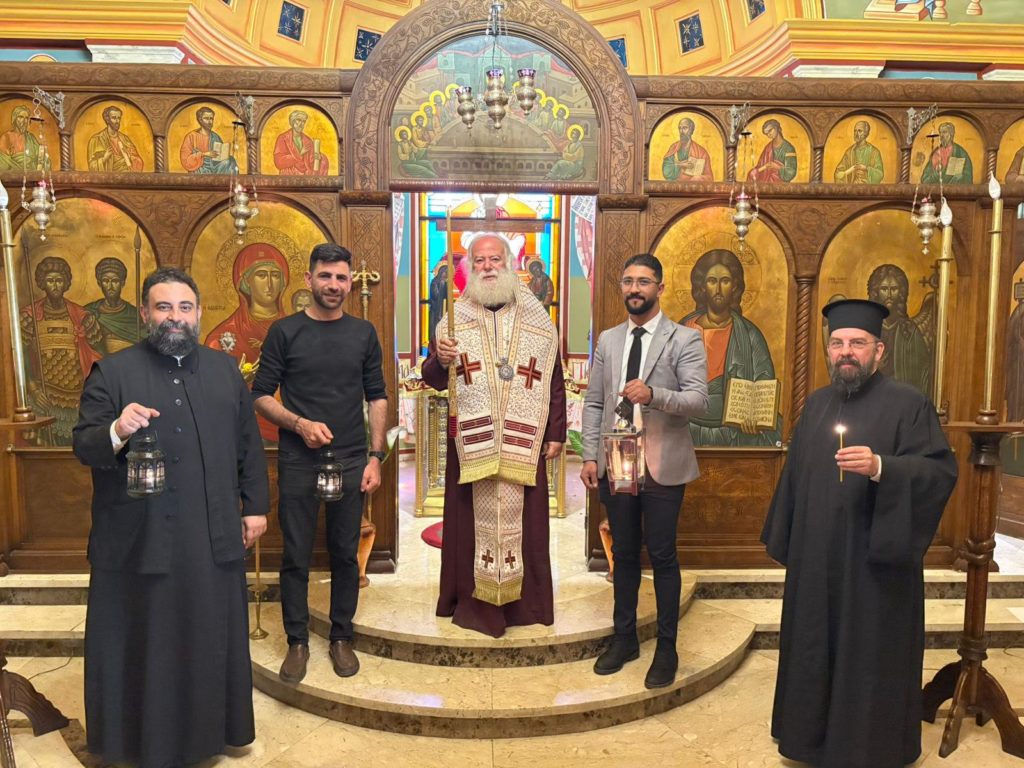 Άφιξη του Αγίου Φωτός στην Αλεξάνδρεια – Άναψε η ακοίμητη κανδήλα του Πατριαρχικού Παρεκκλησίου των Αγ. Θεοδώρων