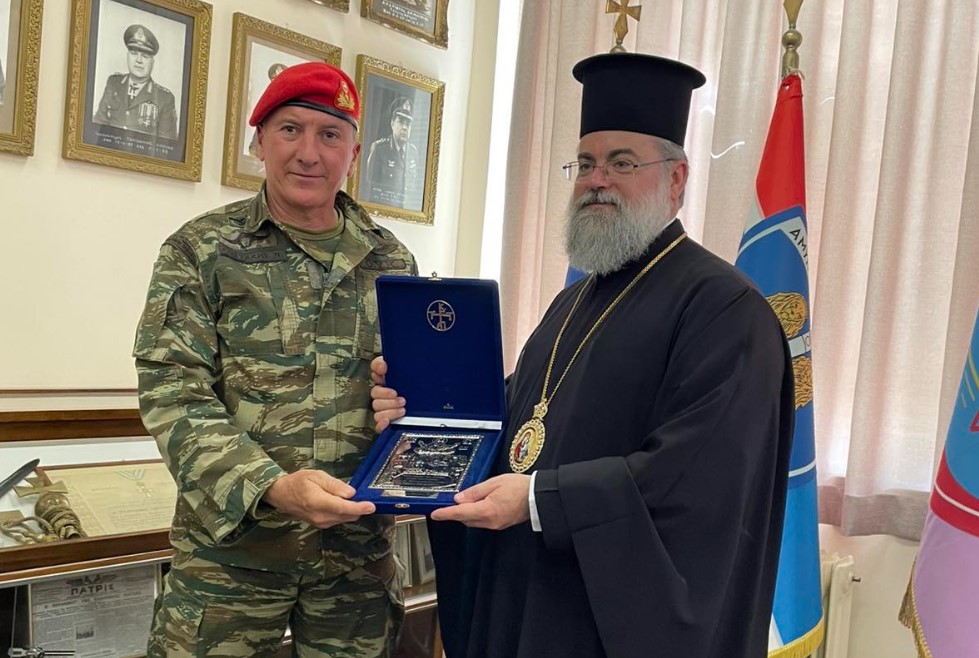 Επίσκεψη του Μητροπολίτη Κυδωνίας Τίτου στον Διοικητή της 5ης Αερομεταφερόμενης Ταξιαρχίας