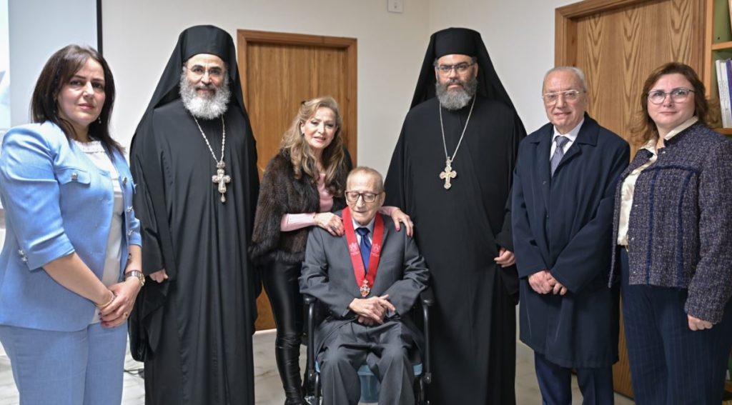 غبطة البطريرك يمنح وسام القدّيسين بطرس وبولس من درجة فارس للدكتور أديب صعب