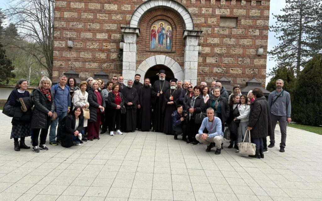 Епископ месаоријски Григорије и поклоници са Кипра у манастиру Лелић