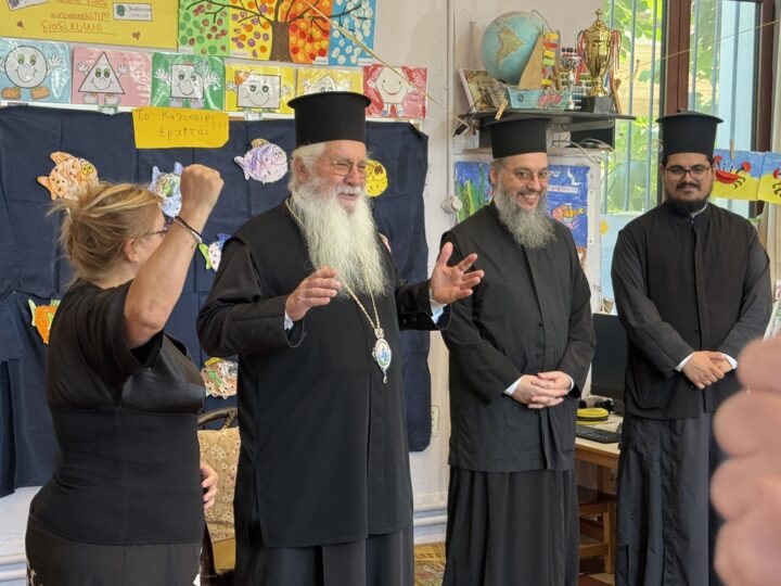 Ο Θηβών Γεώργιος κοντά στους μαθητές των Σχολείων