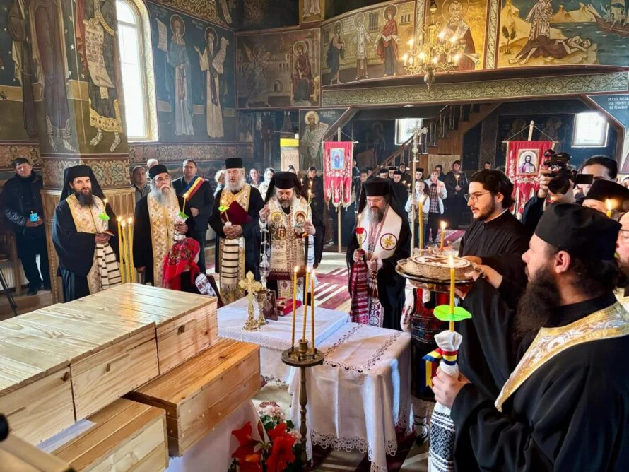 Au fost deshumate moaștele Sf. Olimpiada de la Fărcașa, mama Sf. Cuv. Petroniu de la Prodromu