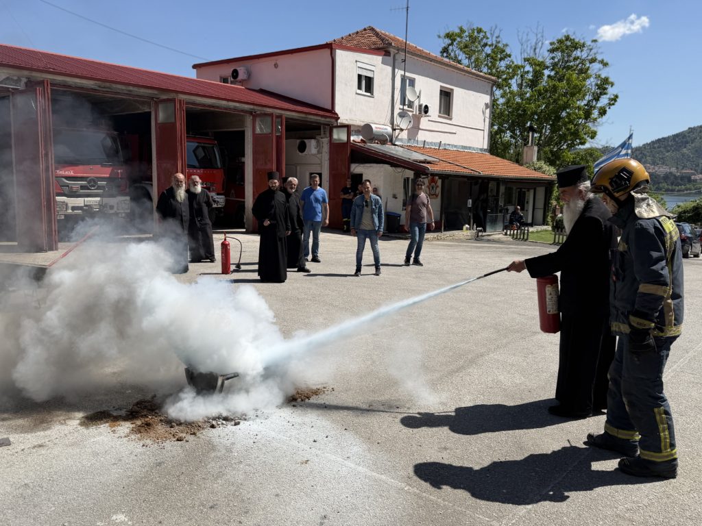 Οι ιερείς της Ιεράς Μητροπόλεως Καστορίας παρακολούθησαν επίδειξη χρήσης πυροσβεστικών μέσων