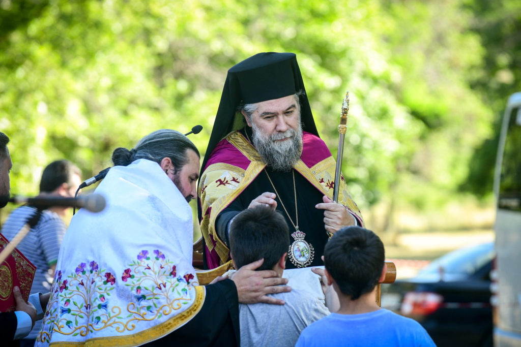 Σερρών Θεολόγος: «Δώστε στα παιδιά φτερά δυνατά για να πετάξουν ψηλά και ρίζες βαθιές για να αντέξουν!»