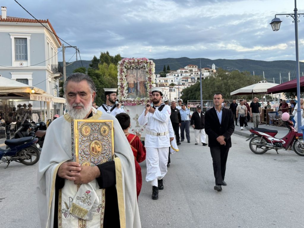 Αρχιερατικός Εσπερινός στον Ι.Ν. Αγίων Κωνσταντίνου και Ελένης Πόρου