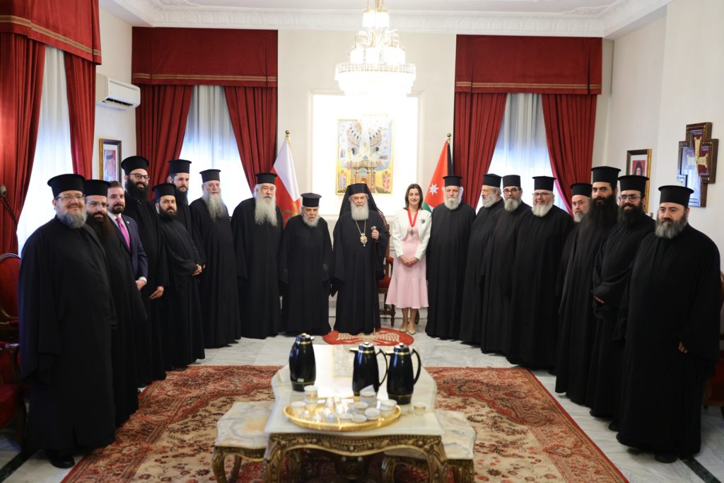 Ο Πατριάρχης Ιεροσολύμων παρασημοφόρησε την πρέσβειρα Ειρήνη Ρήγα