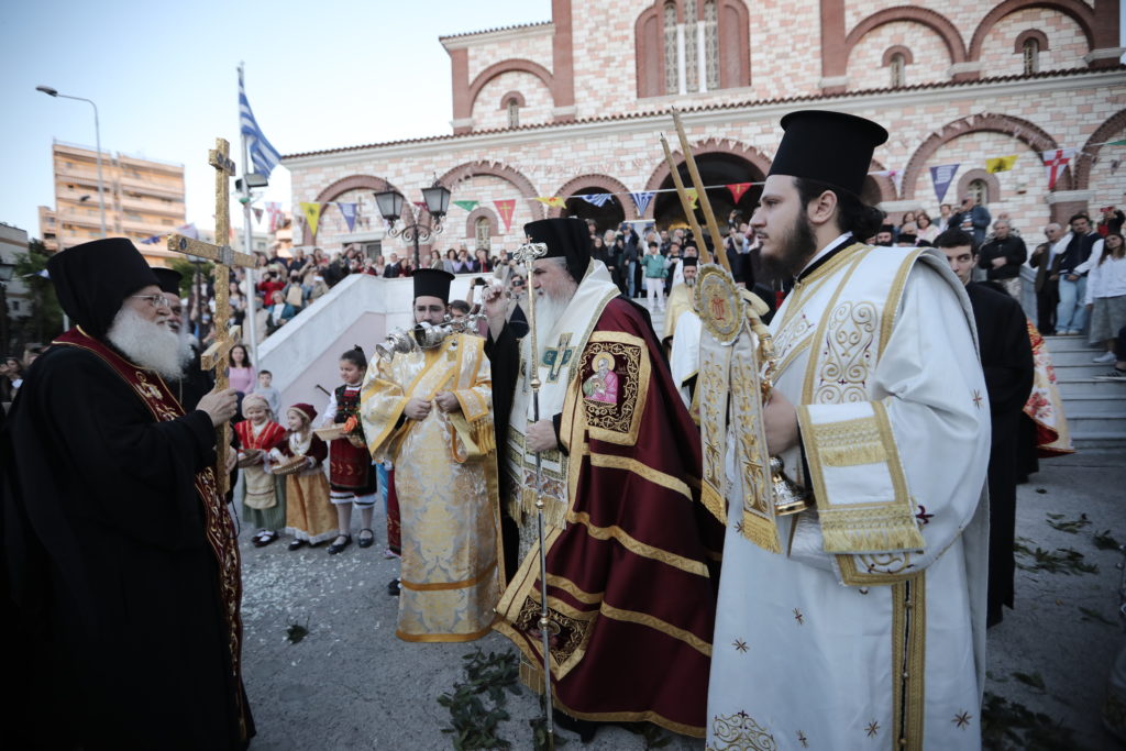 Πλήθος κόσμου στην υποδοχή του Τιμίου Σταυρού στη Μητρόπολη Καλαμαριάς (ΦΩΤΟ)