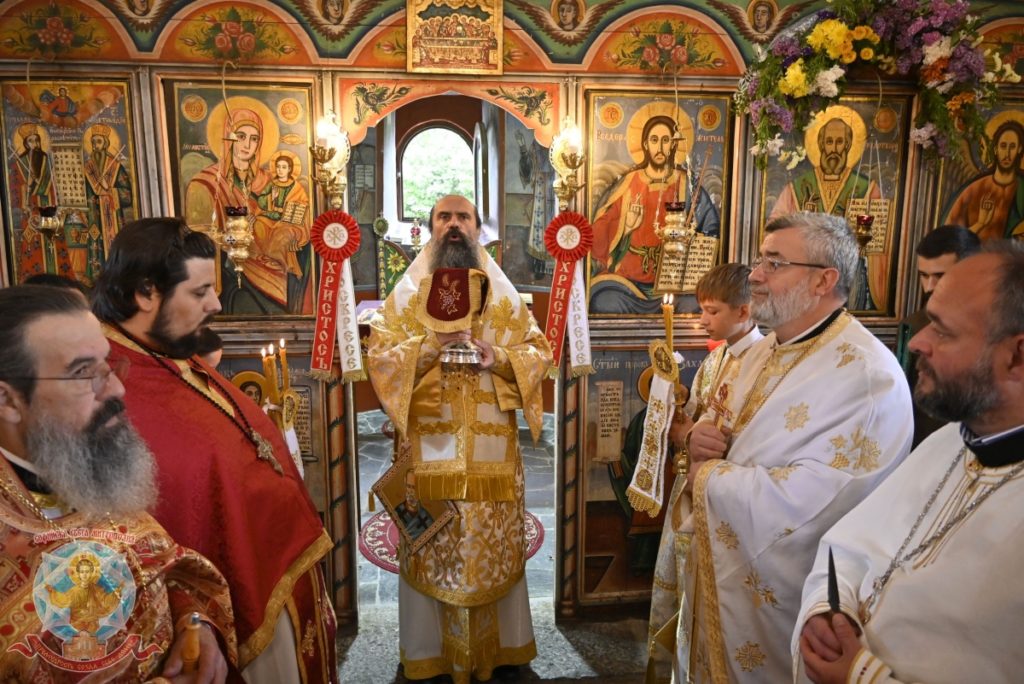 Патриаршеска литургия за летния Никулден в костинбродското село Драговищица