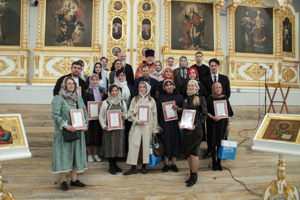 Парикмахеры-добровольцы получили награды Синодального отдела по благотворительности