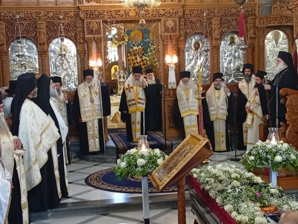 Το «ύστατο χαίρε» στον κατά σάρκα πατέρα του Μητροπολίτου Πέτρας