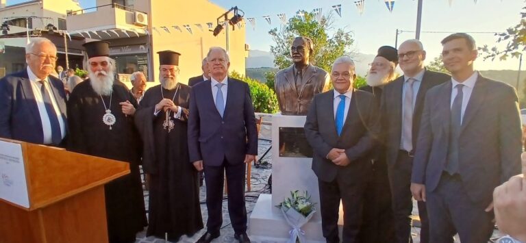 Ιεράρχες της Εκκλησίας της Κρήτης και ΠτΔ στα αποκαλυπτήρια της προτομής του Νικολάου Παπαδάκη