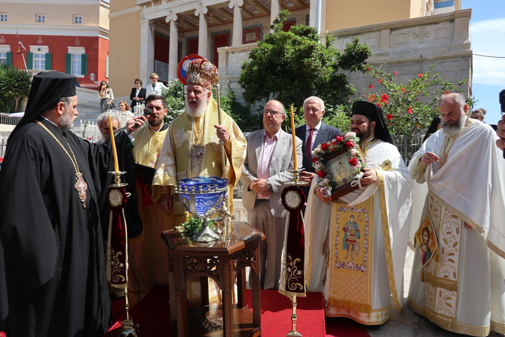 Με μεγαλοπρέπεια τιμήθηκε στην Ερμούπολη η ανάμνηση της προ 90 ετών Ευρέσεως της ιεράς Εικόνος του Αγίου Δημητρίου
