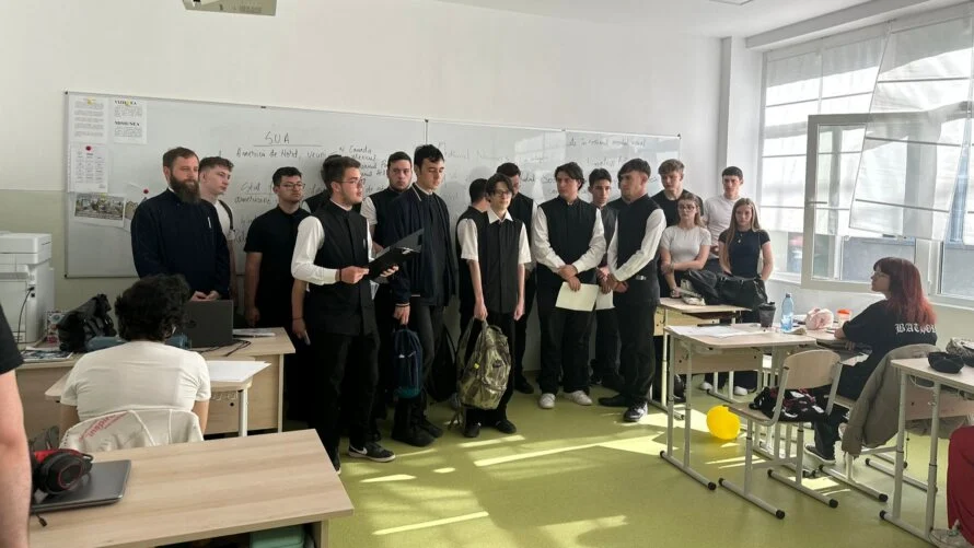 Incluziune, credință și educație: Elevii teologi din Timișoara s-au întâlnit cu tineri nevăzători de la un liceu special