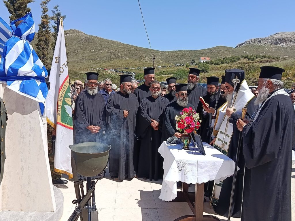 Ο Γορτύνης Μακάριος στα αποκαλυπτήρια προτομής του ήρωα της Κύπρου, Μανώλη Μπικάκη