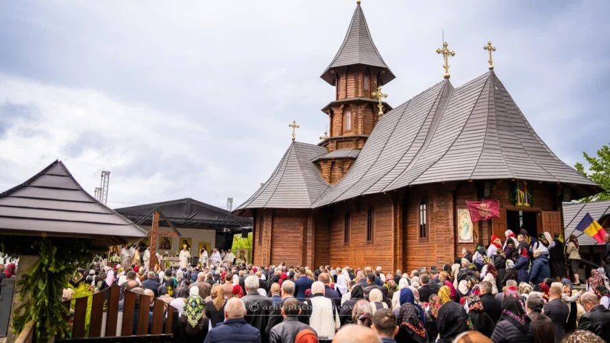Credincioșii s-au închinat la mâna dreaptă a Sfântului Nicolae la Parohia Straja II din Suceava