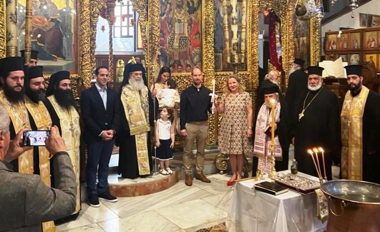 Το Μυστήριο της Βάπτισης παιδιού Ελλήνων διπλωματών τέλεσε ο Πατριάρχης Ιεροσολύμων