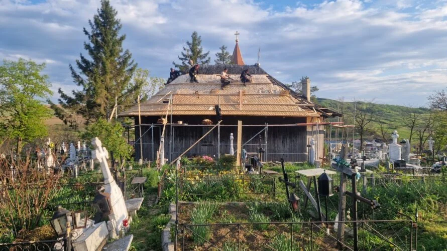 Ambulanța pentru monumente a ajuns în județul Bacău: Repară acoperișul bisericii de lemn din Tisa Silvestri