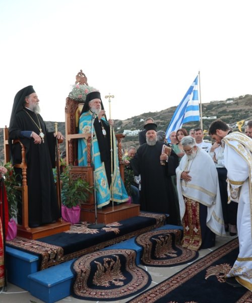 Πλήθος προσκυνητών υποδέχτηκε την Εικόνα της Παναγίας Χρυσοπηγής στον ομώνυμο Ιερό Βράχο στη Σίφνο