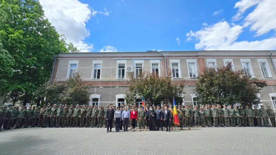 Absolvenții Catedrei Militare a Universității de Stat „Alecu Russo” din Bălți au depus jurământul în prezența PS Antonie