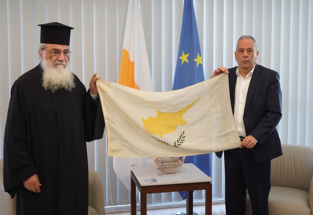 Η σημαία του Πύργου Ελέγχου του Αεροδρομίου Λευκωσίας, 52 χρόνια μετά την Τουρκική εισβολή, παραδόθηκε στο Υπουργείο Άμυνας