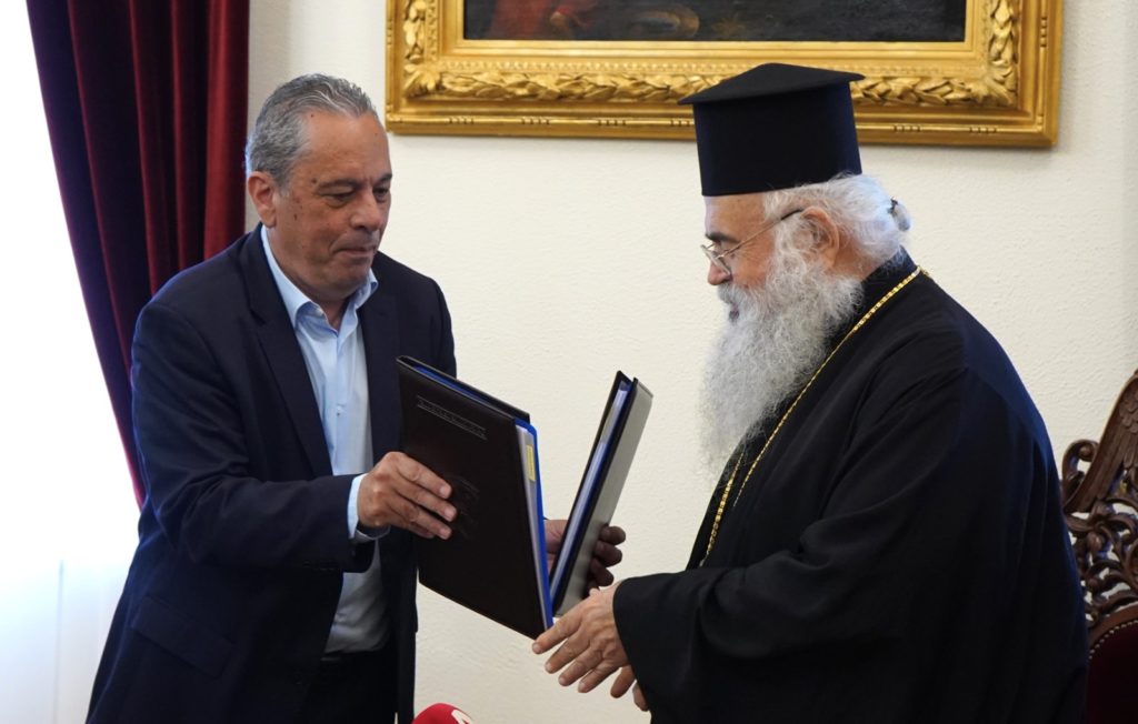 Η Εκκλησία της Κύπρου δωρίζει λεωφορεία στην Εθνική Φρουρά