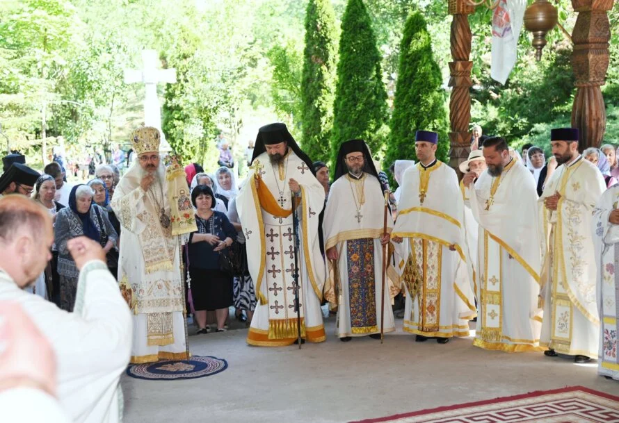 Hram la mănăstirea giurgiuveană Sf. Ioan Rusul: PS Ambrozie i-a îndemnat pe credincioși să privească înlăuntrul lor